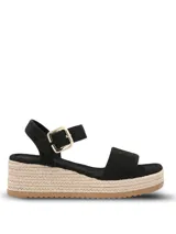 Sandalias de plataforma Hush Puppies modelo Lili, en color negro con detalles texturizados de yute en la cuña. Cuentan con tira ancha en el empeine, tira ajustable en el talón con hebilla metálica dorada y suela dentada de goma.