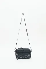 Bandolera negra de nylon matelassé con diseño acolchado de rombos. Cuenta con correa regulable, avíos metálicos, abertura con cierre, bolsillo delantero con cierre y un llavero de corazón y dijes desmontables.