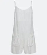 Enterito corto de tirantes finos ajustables, color blanco con rayas verticales finas, escote en V y bolsillos delanteros.