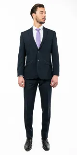 Traje de dos piezas compuesto por saco de dos botones con solapa clásica y pantalón de corte slim fit. Confeccionado en poliéster, presenta un diseño versátil y elegante.