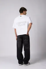 Jean de corte baggy y fit oversize, confeccionado en denim de algodón con lavado efecto gastado en color gris oscuro. Presenta costuras reforzadas en la zona de las rodillas y diseño de cinco bolsillos.