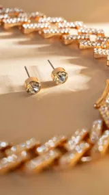 Collar dorado con eslabones grandes cubiertos de strass.