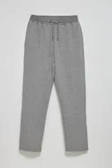Pantalón deportivo de corte recto en color gris melange, con cintura elástica y cordón ajustable.