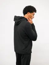 Campera de entrenamiento Umbro con capucha, cierre frontal completo y bolsillo en el pecho de nylon con cierre. Presenta una textura de tejido en relieve y logo de la marca estampado en el bolsillo.