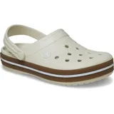 Zuecos Crocs modelo Crocband con diseño deportivo. Presentan una estructura de espuma Croslite en color negro con una banda lateral en tono caramelo y una línea blanca decorativa. Incluyen correa pivotante en el talón y perforaciones en la parte superior para ventilación y personalización.