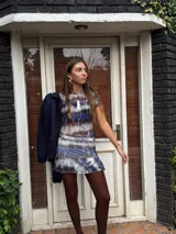 Remera manga corta con cuello a la base y forro en top delantero, con estampado tie-dye en tonos rosados y marrones.