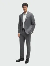 Camisa blanca de manga larga con corte slim fit, confeccionada en punto elástico técnico, con cuello clásico y cierre frontal de botones.
