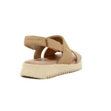 Sandalia plana Comfortflex para mujer, en tonos beige y tostado, con tiras anchas cruzadas en el empeine, tira trasera ajustable con elástico y suela estriada.
