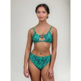 Bikini de dos piezas con estampado animal print en color verde y negro. El corpiño es de estilo triángulo con un aro decorativo en el centro y breteles finos. La bombacha es de tiro medio con corte clásico.