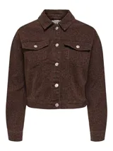 Campera trucker de twill color marrón con estampado animal print de leopardo en negro. Cuenta con cuello clásico, cierre de botones frontales, puños abotonados y bolsillos en el pecho.