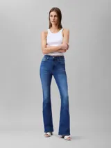 Pantalón de jean azul de tiro alto y corte bootcut.