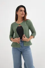 Cardigan tejido de algodón color verde oliva, con mangas 3/4 y cuello redondo con cierre de un botón.