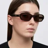 Lentes de sol inspirados en los años 90, con armazón rectangular de bordes redondeados color marrón translúcido y lentes polarizadas en tono marrón.
