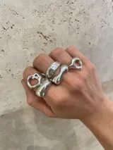 Anillo grueso de plata 925 con superficie irregular.