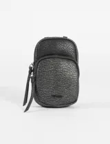 Porta celular negro de cuero sintético con bolsillo frontal y correa larga ajustable.