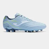 Championes de fútbol Joma modelo Aguila, color turquesa con detalles en blanco y verde lima. Presentan un diseño con costuras en la puntera para mayor control y suela con tapones para césped natural.