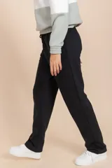 Pantalon deportivo de corte recto en color negro, con cintura elástica y cordón ajustable.