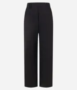 Pantalón wide de cintura baja color azul marino, confeccionado en crepé con doble traba en la cintura, cierre tradicional y frisos.