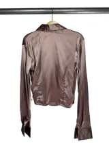 Blusa color marrón topo de satén, con cuello camisero, corte cruzado y lazo lateral.