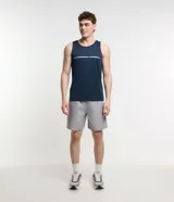 Musculosa deportiva de corte regular, confeccionada en tejido técnico con tecnología Dry para mayor transpirabilidad. Presenta cuello redondo y una banda reflectante horizontal en el pecho.
