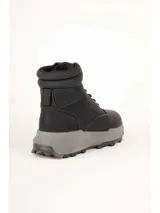 Bota de caña alta estilo trekking color verde militar, con suela blanca gruesa y base de goma marrón.