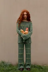 Pantalón de punto color verde, de corte ancho y diseño acanalado con detalles de costuras horizontales decorativas.