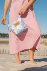 Vestido midi rosado con mangas abullonadas blancas, escote cuadrado y corte recto.