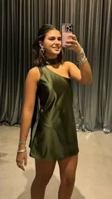 Vestido corto de satén color verde oliva, con escote asimétrico de un solo hombro y cuello tipo choker.