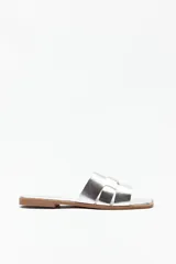 Sandalias bajas plateadas con capellada entrelazada.