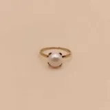Anillo de oro amarillo 9k con perla de cultivo redonda.