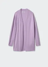 Cardigan de punto fino color lila, con diseño abierto sin cierre, cuello cascada y mangas largas con terminaciones en canalé.