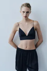 Short liso de tejido satinado color azul marino, de tiro medio con cintura elástica y botones frontales ocultos bajo sopata.