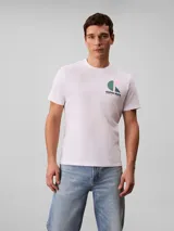 Remera Calvin Klein de manga corta y cuello redondo, color blanco, con diseño de monograma gráfico multicolor en el pecho.