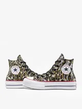 Championes Converse Chuck Taylor All Star Lift de caña alta con estampado animal print de leopardo en tonos marrones y negros. Plataforma blanca con línea negra y suela de goma.