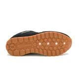 Championes Caterpillar modelo Ventura, color negro con detalles en blanco y suela de goma color caramelo. Confeccionados en una combinación de gamuza y lona, con cierre de cordones y diseño ergonómico.