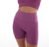 Calza short deportiva color uva, de tiro alto y tejido acanalado.