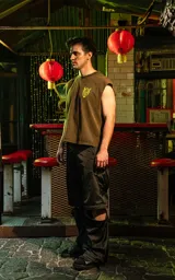 Sudadera sin mangas (tipo chaleco) color marrón óxido con estampado gráfico en la espalda inspirado en la película Kill Bill, con personajes de estilo cómic.