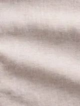 Camisa de lino blanca de manga corta, con cuello camisero, cierre frontal de botones y corte corto.