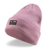 Gorro tipo beanie de punto acanalado en color rosado, con vuelta en el borde y parche rectangular negro con el logo de la marca Puma en el frente.