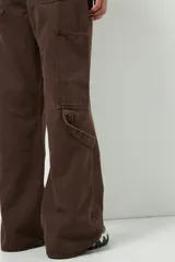 Jean de corte carpenter, estilo wide leg y tiro bajo, en color gris lavado. Presenta diseño de bolsillos frontales tipo parche y costuras reforzadas.