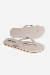 Ojotas grises con logo de la marca Mistral en la plantilla y tiras.