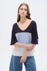 Remera de manga 3/4 en tejido de punto, con diseño en bloques de color azul marino, celeste y blanco, detalles de lurex y cuello en V.