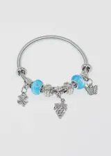 Pulsera elastizada plateada con dijes colgantes: dos cuentas celestes, un trébol, una mariposa y un racimo de uvas con strass.
