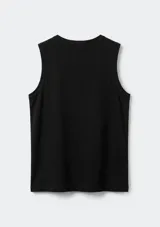 Musculosa básica de corte clásico, confeccionada en tejido de punto color azul marino.