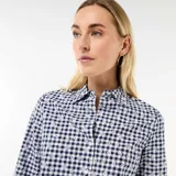 Camisa de manga larga con estampado de cuadros vichy en azul marino y blanco, con detalles de bordados florales en tono blanco y diseño corto.