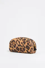 Neceser Bimba y Lola de nylon con estampado animal print. Tiene cierre de cremallera con detalles metálicos dorados y logo frontal.
