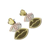 Par de aros colgantes con forma de ojo y labios. El ojo es de acrílico blanco con glitter y detalles en rosa. Los labios son dorados espejados. El cierre es con forma de corazón dorado.