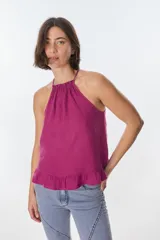 Musculosa color beige de lino, con cuello halter con volados y volados en el ruedo.