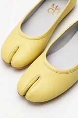 Chatitas de cuero de diseño clásico con punta dividida estilo tabi.