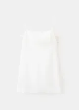 Vestido corto blanco de tirantes finos con escote recto y detalle de tiras cruzadas en la espalda.